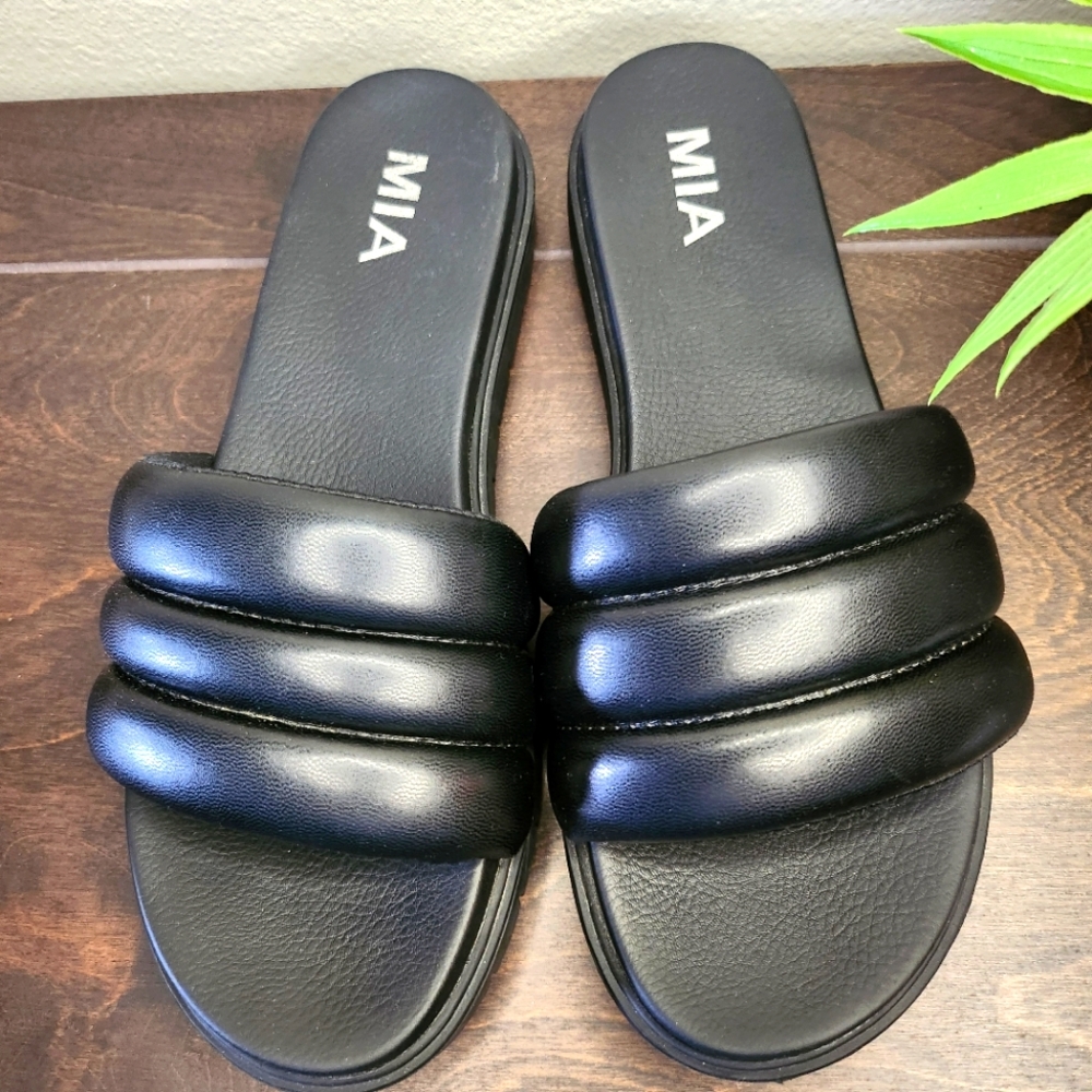 Slides by Mia, black, size 6.5
